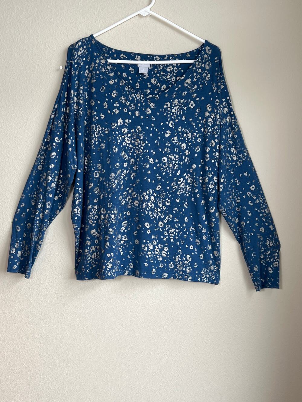 Chico’s Size 3 Metallic Leopard Print V-Neck Top Slate Blue Silver XL